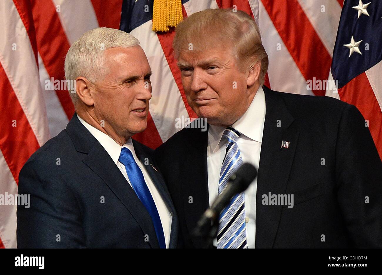 New York, NY, STATI UNITI D'AMERICA. 16 Luglio, 2016. Mike Pence, Donald Trump di presenze per Donald Trump annuncia il Governatore Mike Pence come Vice Presidential Running Mate, New York Hilton Midtown, New York, NY Luglio 16, 2016. Credito: Kristin Callahan/Everett raccolta/Alamy Live News Foto Stock