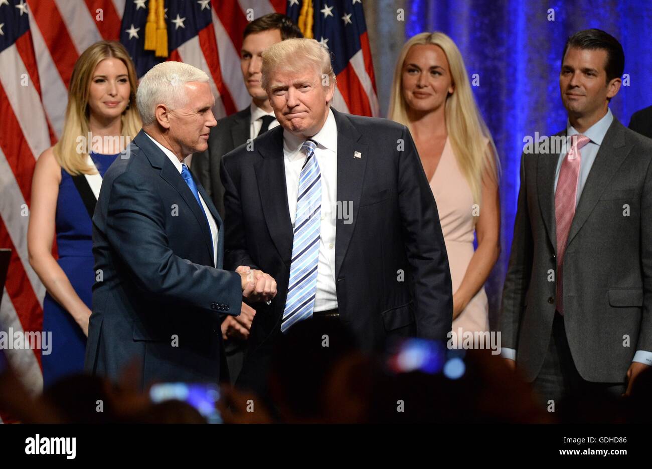 New York, NY, STATI UNITI D'AMERICA. 16 Luglio, 2016. Mike Pence, Donald Trump di presenze per Donald Trump annuncia il Governatore Mike Pence come Vice Presidential Running Mate, New York Hilton Midtown, New York, NY Luglio 16, 2016. Credito: Kristin Callahan/Everett raccolta/Alamy Live News Foto Stock