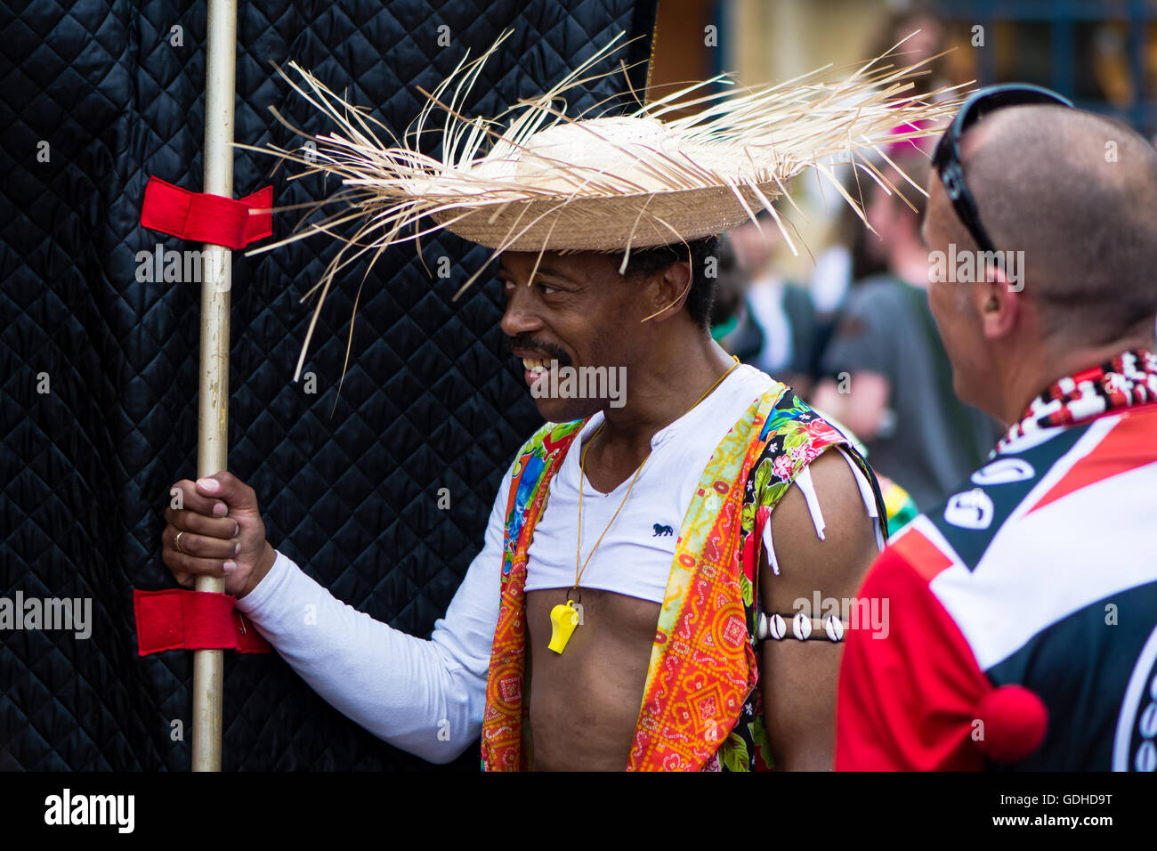 Uomo in cappello di paglia a Bath Carnevale. Vasca da bagno sfilata di  carnevale, portando un Sud Americano l'atmosfera del festival a Somerset  Foto stock - Alamy