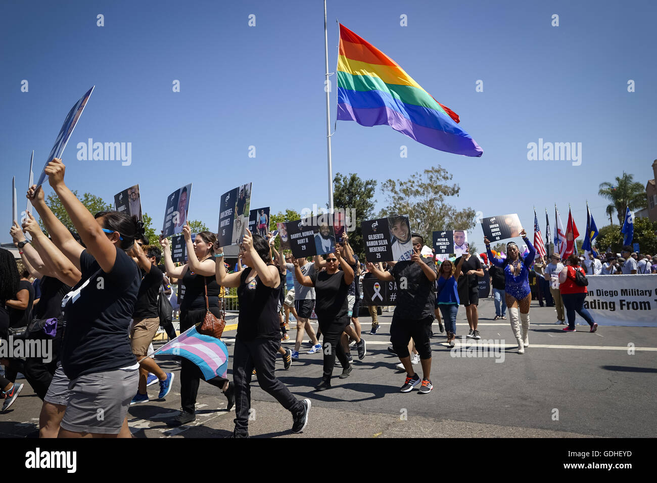 San Diego, California, Stati Uniti d'America. 16 Luglio, 2016. Luglio 16, 2016 - San Diego, CA, Stati Uniti - Realizzazione di foto del 49 vittime dell'impulso nightclub riprese di massa ad Orlando in poco più di un mese fa, un contingente passi sul viale Università sotto una bandiera di orgoglio a mezzo di personale. In aggiunta alle usuali festeggiamenti, il San Diego LGBT Pride Parade featured maggiore sicurezza e ricordi delle vittime dell'impulso di Orlando nightclub riprese di massa. Foto di David Poller Credito: David Poller ZUMA/filo/Alamy Live News Foto Stock