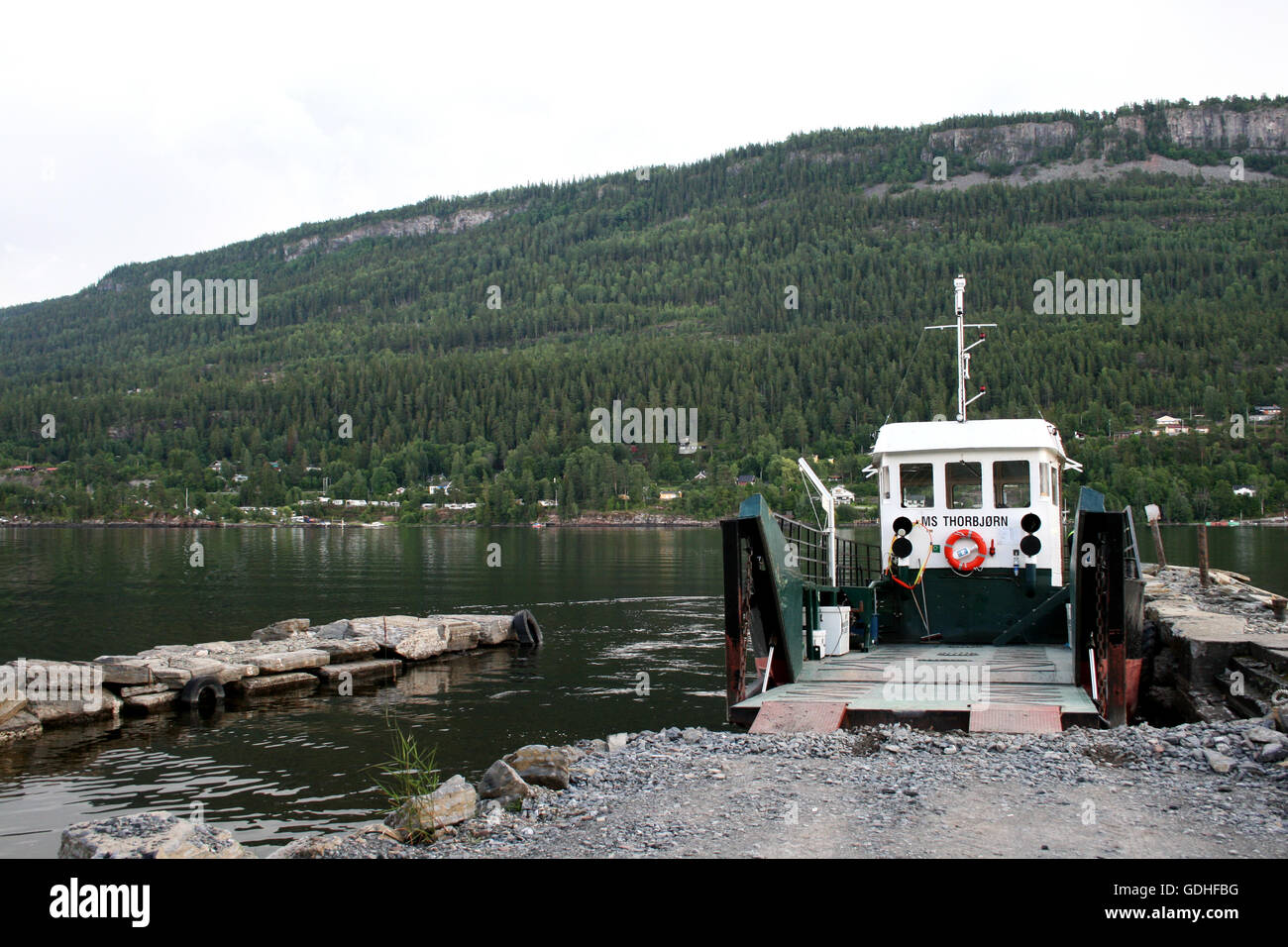 Utoya, Norvegia. 13 Luglio, 2016. Il traghetto MS Thorbjorn che aziona tra l'isola di Utoya e la terraferma su Utoya, Norvegia, 13 luglio 2016. Cinque anni fa due attacchi da parte dei norvegesi terrorista rightwing Anders Breivik lasciato un totale di 77 morti, 69 dei quali sono stati uccisi su Utoya. Foto: Julia Waeschenbach/dpa/Alamy Live News Foto Stock