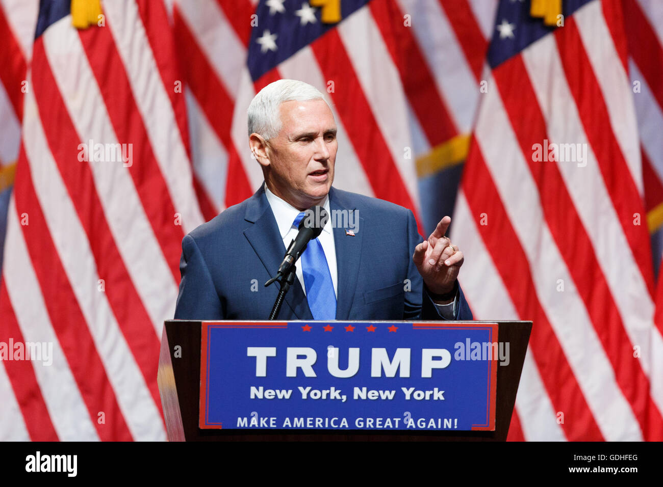 New York, Stati Uniti d'America. 16 Luglio, 2016. Indiana il Governatore Mike Pence parla durante un Donald Trump per la campagna di evento in New York, Stati Uniti, 16 luglio 2016. Negli Stati Uniti il repubblicano presunto candidato presidenziale Donald Trump venerdì ha annunciato che aveva scelto di Indiana il Governatore Mike Pence come il suo compagno di corsa. Credito: Li Muzi/Xinhua/Alamy Live News Foto Stock