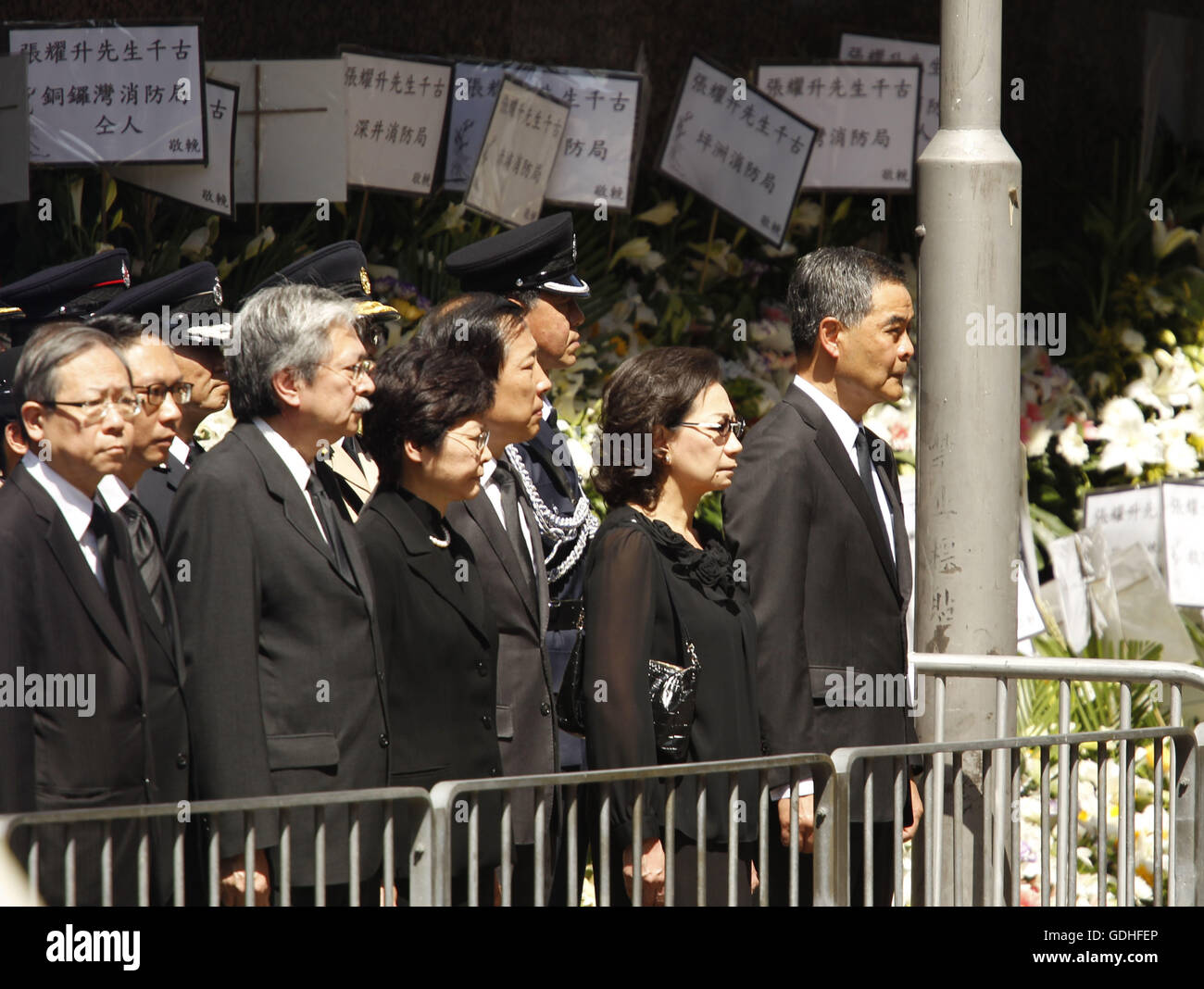 Luglio 17, 2016 - governo della RAS di Hong Kong alti funzionari guidato dal chief executive C.Y.Leung ( a destra ) pagare ultimo rispetto al tardo fireman Cheung Yu-cantare a pieno onore servizio funebre. Una classe 4 fire che broked fuori del 21 giugno 2016 che bruciò per 4 giorni hanno sostenuto vive di 2 vigili del fuoco è stato un incendio peggiori mai a colpire il territorio negli ultimi anni. Luglio 17, 2016. Hong Kong. Liau Chung Ren/ZUMA © Liau Chung Ren/ZUMA filo/Alamy Live News Foto Stock