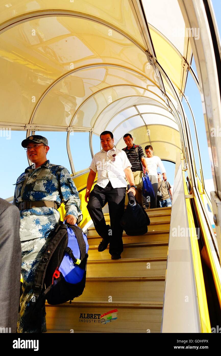 Entebbe, Uganda. 16 Luglio, 2016. Cittadini cinesi evacuando dal sud Sudan arriva a Entebbe Aeroporto Internazionale di Entebbe, Uganda, 16 luglio 2016. Cina sabato evacuato circa della propria ambasciata dei membri del personale e dei cittadini intrappolati nei recenti combattimenti in Sud Sudan. Credito: Luo Zheng/Xinhua/Alamy Live News Foto Stock