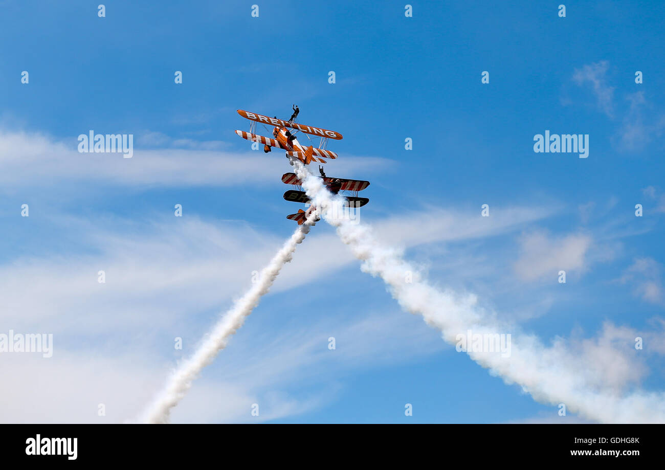 Farnborough. 16 Luglio, 2016. Breitling Wingwalkers eseguire durante il Farnborough International Airshow pubblico 2016 Weekend a Farnborough, Gran Bretagna il 16 luglio 2016. Credito: Han Yan/Xinhua/Alamy Live News Foto Stock