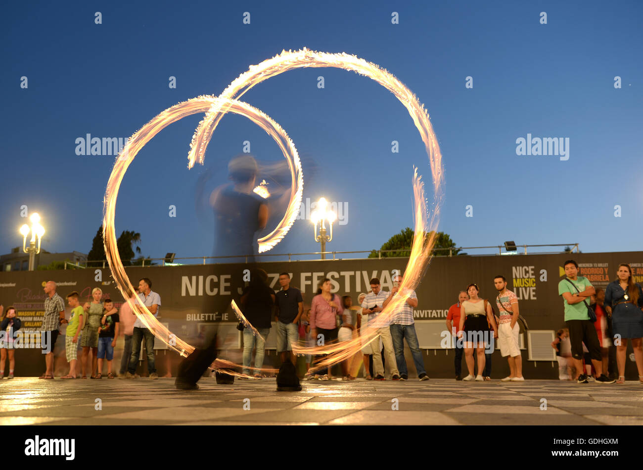 Nizza, Francia. 16 Luglio, 2016. Un artista esegue nel centro di Nizza, Francia, 16 luglio 2016. Foto: Andreas Gebert/dpa/Alamy Live News Foto Stock