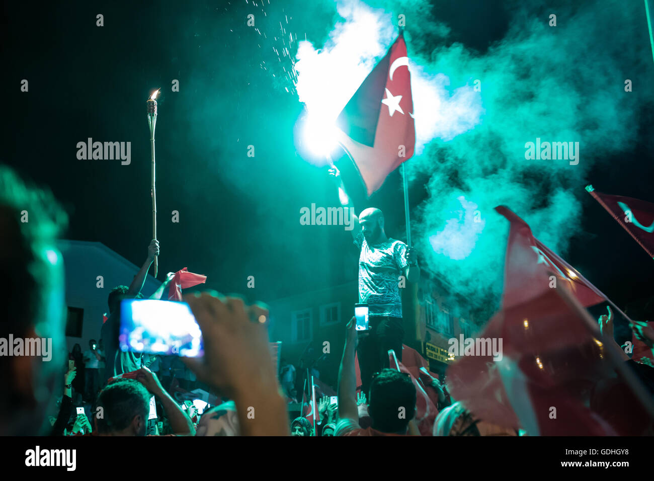 Istanbul, Turchia. 16 Luglio, 2016. Le persone si sono riunite a Istanbul il 16 luglio 2016 a Kisikli per una dimostrazione a sostegno del Presidente Erdogan e per celebrare il fallito colpo di stato militare. Foto: Uygar Onder Simsek/dpa Credito: dpa picture alliance/Alamy Live News Foto Stock