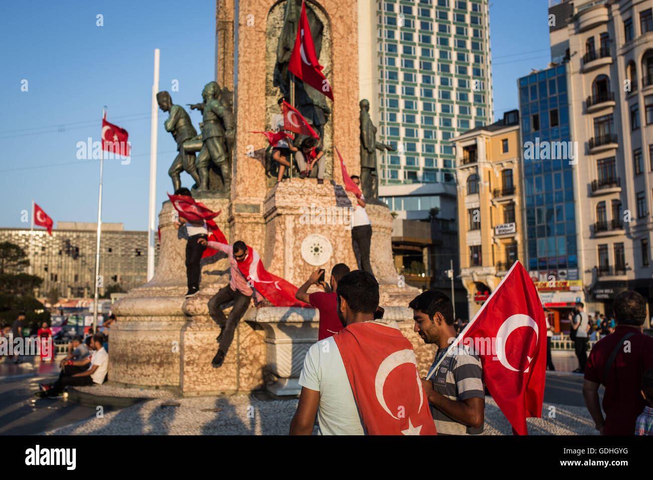 Istanbul, Turchia. 16 Luglio, 2016. Le persone si sono riunite a Istanbul il 16 luglio 2016 a piazza Taksim per una dimostrazione a sostegno del Presidente Erdogan e per celebrare il fallito colpo di stato militare. Foto: Uygar Onder Simsek/dpa Credito: dpa picture alliance/Alamy Live News Foto Stock
