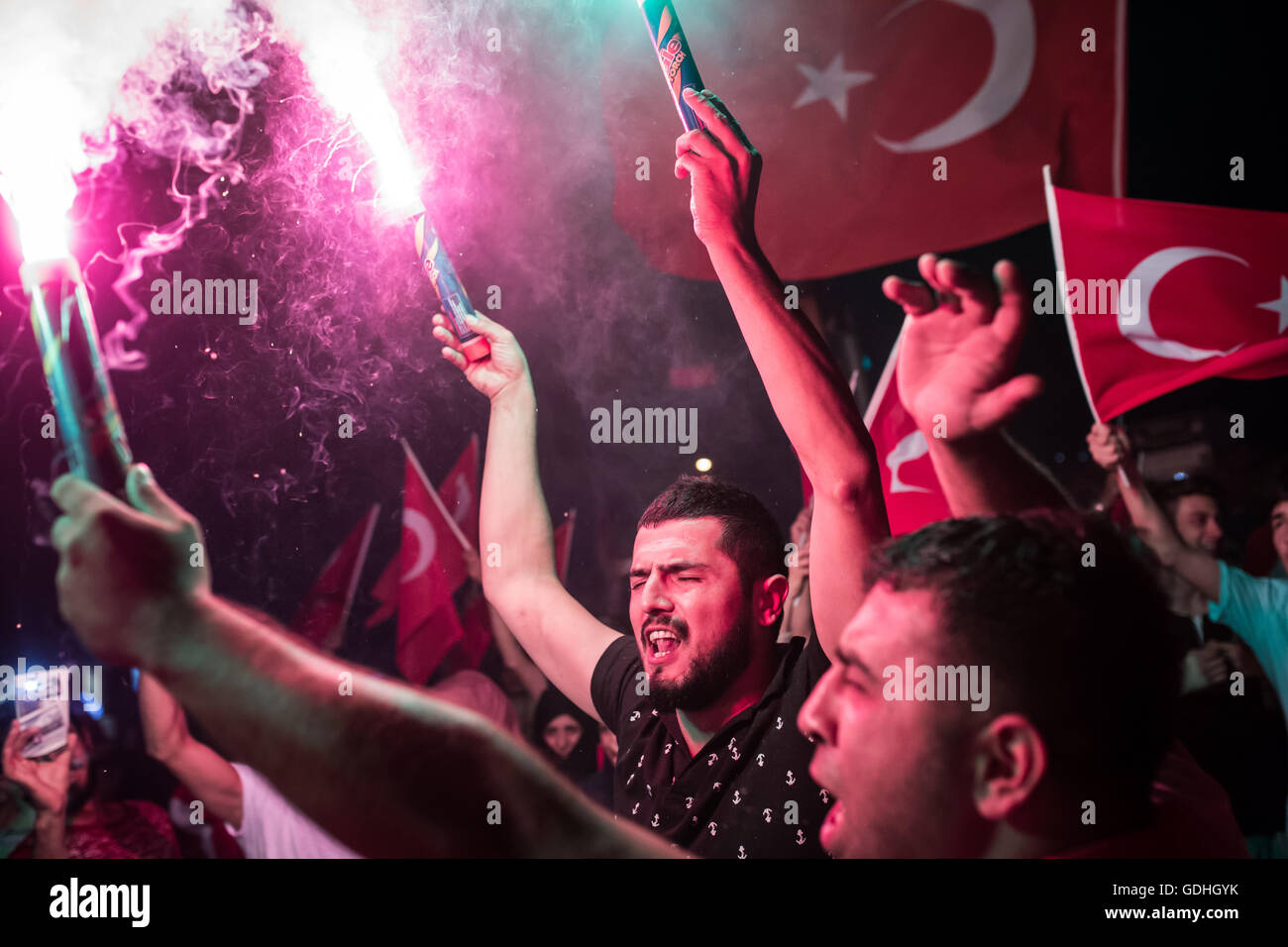 Istanbul, Turchia. 16 Luglio, 2016. Le persone si sono riunite a Istanbul il 16 luglio 2016 a Kisikli per una dimostrazione a sostegno del Presidente Erdogan e per celebrare il fallito colpo di stato militare. Foto: Uygar Onder Simsek/dpa Credito: dpa picture alliance/Alamy Live News Foto Stock