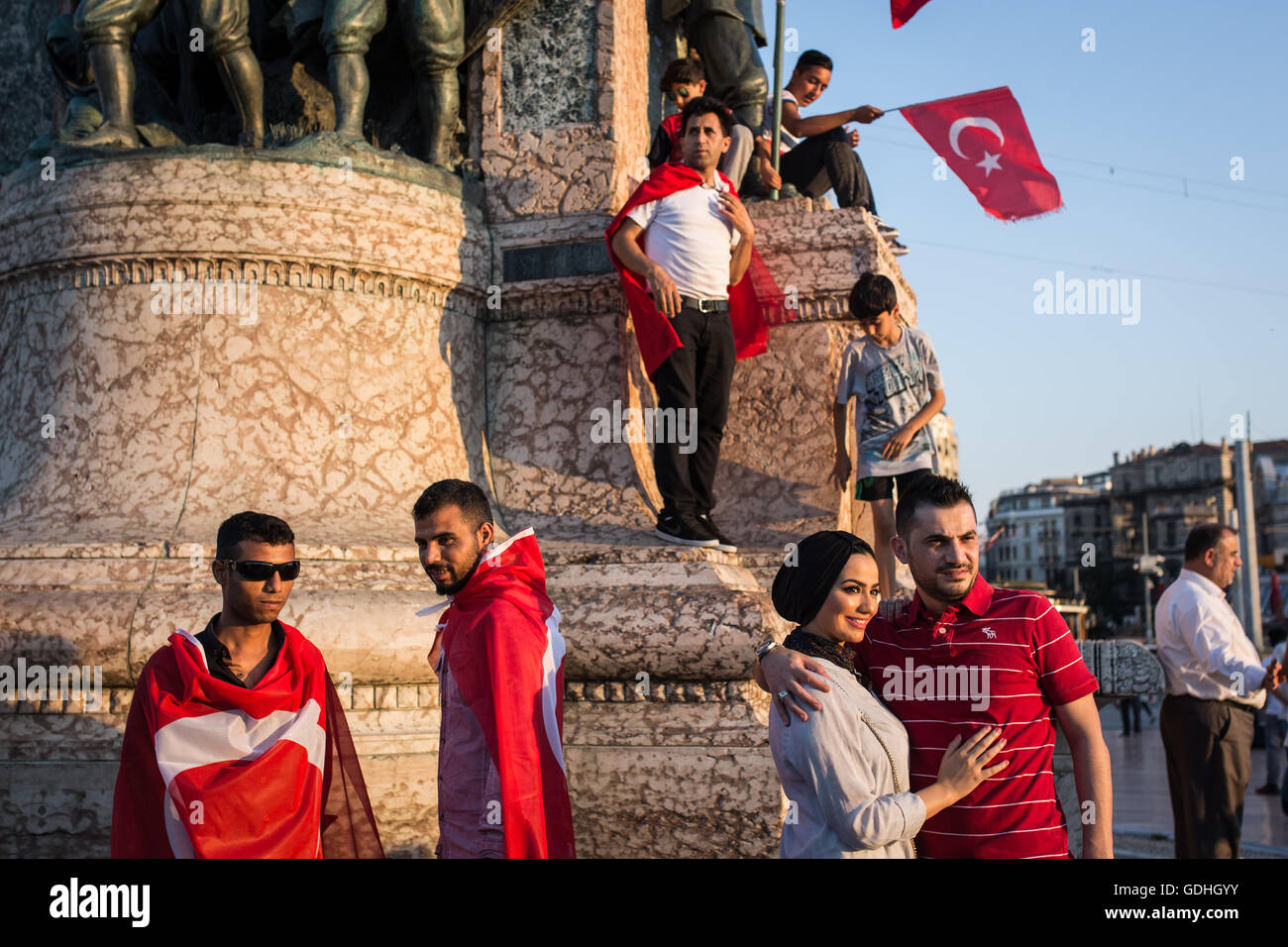 Istanbul, Turchia. 16 Luglio, 2016. Le persone si sono riunite a Istanbul il 16 luglio 2016 a piazza Taksim per una dimostrazione a sostegno del Presidente Erdogan e per celebrare il fallito colpo di stato militare. Foto: Uygar Onder Simsek/dpa Credito: dpa picture alliance/Alamy Live News Foto Stock