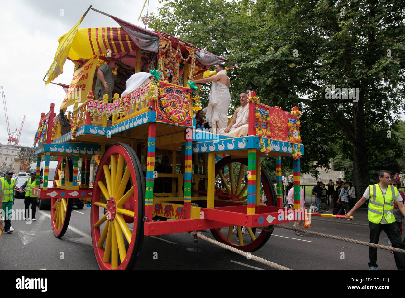 London.UK 17 luglio 2016 fresco da celebrare i 50 anni dalla incorporazione di ISKCON, società internazionale per la Coscienza di Krishna,48a Londra centrale Rathayatra ha preso per le strade di Londra per celebrare il Signore Juggernaut ,Rathayatra è un festival che coinvolge il movimento delle divinità Jagannath,Balabhadra,Subhadra su un carro in legno @Paolo Quezada-Neiman/Alamy Live News Foto Stock