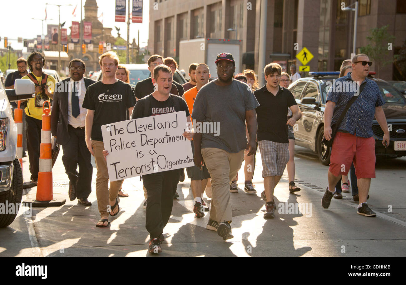 Cleveland, USA. Il 15 luglio 2016. I manifestanti cantando "nero vive la materia a piedi verso il basso la Euclid Street, a circa un isolato di distanza dal dall'Arena Quicken Loans, il sito del 2016 Convention Nazionale Repubblicana in Cleveland Ohio venerdì 15 luglio, 2016. Credito: Ron Sachs/CNP (restrizione: NO New York o New Jersey o giornali quotidiani nel raggio di 75 miglia da New York City) - nessun filo servizio- © dpa/Alamy Live News Foto Stock