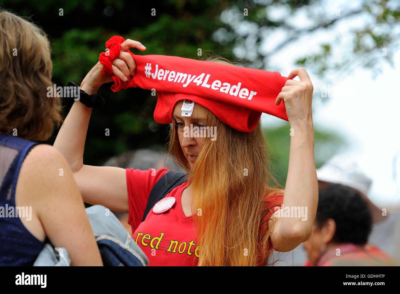 Martiri Tolpuddle Rally, Dorset, Regno Unito. 17 luglio 2016. Jeremy Corbyn sostenitore alla corona di cerimonia di posa sulla tomba di James Hammett. Foto di Graham Hunt/Alamy Live News. Foto Stock