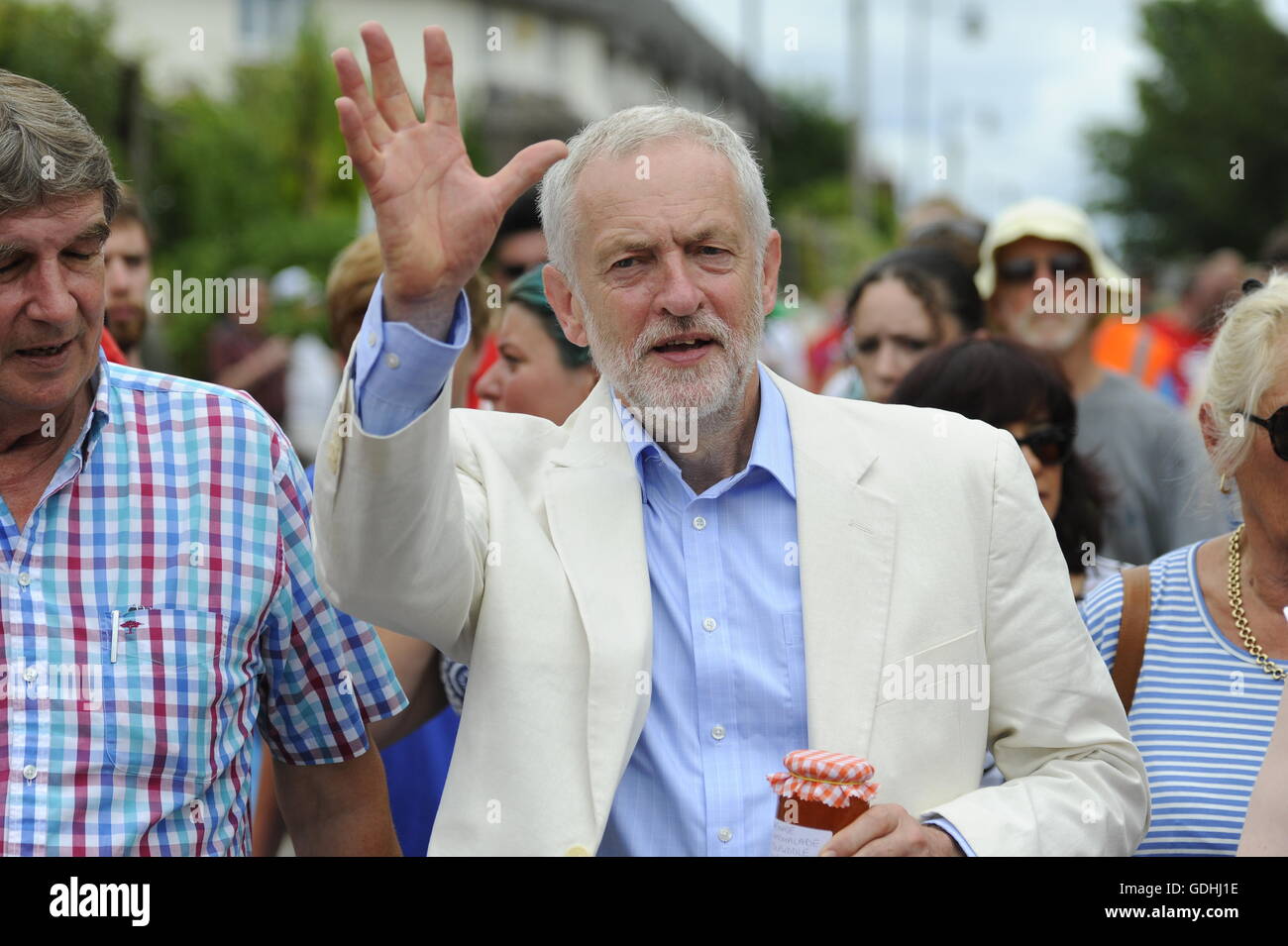 Martiri Tolpuddle Rally, Dorset, Regno Unito. 17 luglio 2016. Leader del partito laburista Jeremy Corbyn onda alla folla. Foto di Graham Hunt/Alamy Live News. Foto Stock