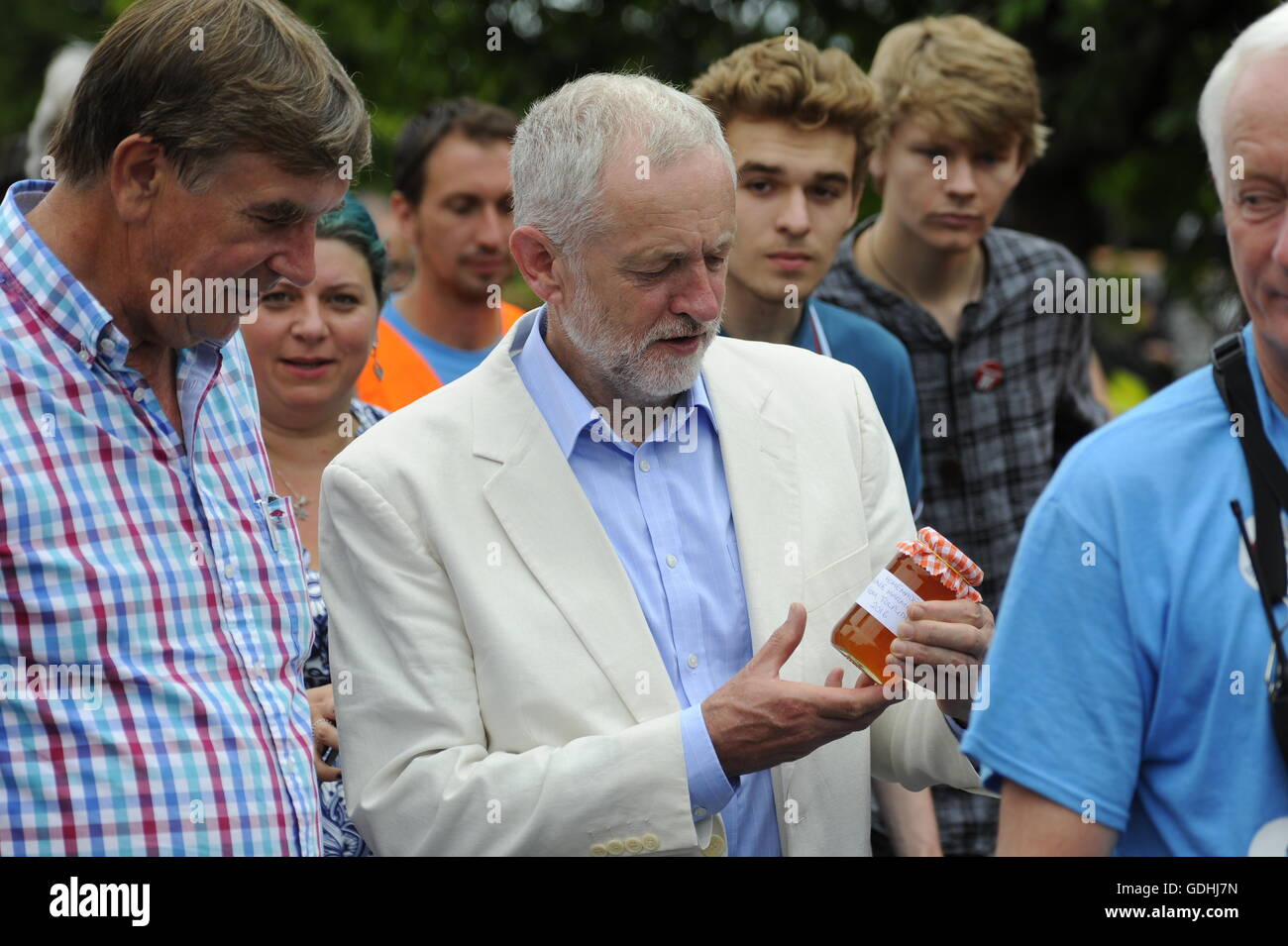 Martiri Tolpuddle Rally, Dorset, Regno Unito. 17 luglio 2016. Leader laburista Jeremy Corbyn con un vasetto di marmellata di arance. Foto di Graham Hunt/Alamy Live News. Foto Stock