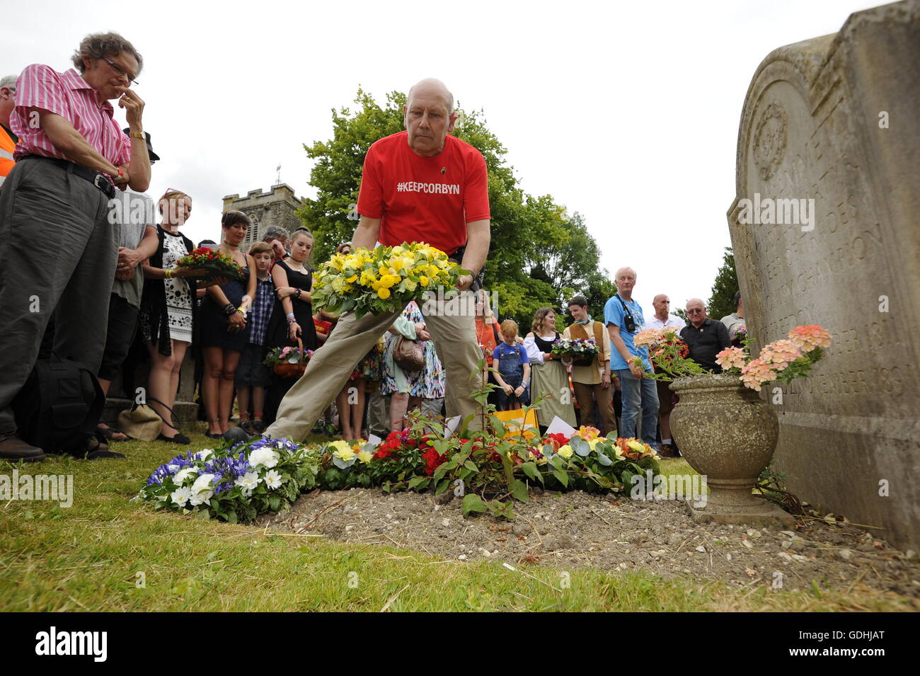 Martiri Tolpuddle Rally, Dorset, Regno Unito. 17 luglio 2016. Corone essendo posati sulla tomba di James Hammett. Foto di Graham Hunt/Alamy Live News. Foto Stock