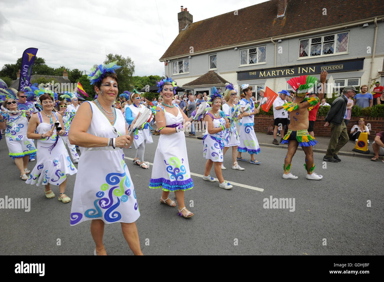 Martiri Tolpuddle Rally, Dorset, Regno Unito. 17 luglio 2016. La parata passa i martiri Inn. Foto di Graham Hunt/Alamy Live News. Foto Stock