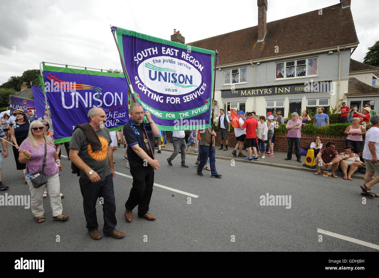 Martiri Tolpuddle Rally, Dorset, Regno Unito. 17 luglio 2016. La parata passa i martiri Inn. Foto di Graham Hunt/Alamy Live News. Foto Stock