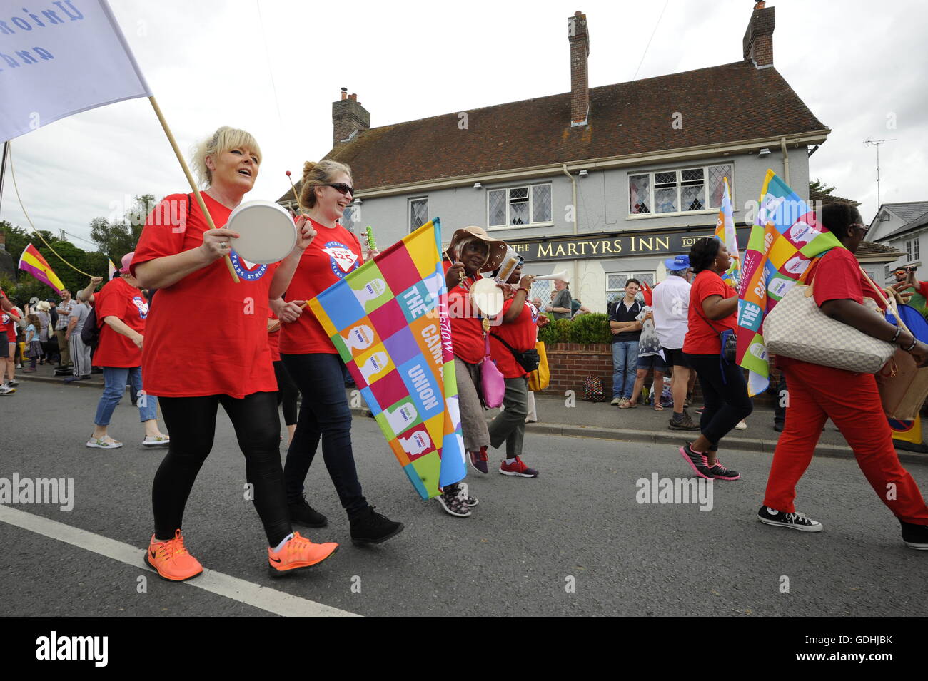 Martiri Tolpuddle Rally, Dorset, Regno Unito. 17 luglio 2016. La parata passa i martiri Inn. Foto di Graham Hunt/Alamy Live News. Foto Stock