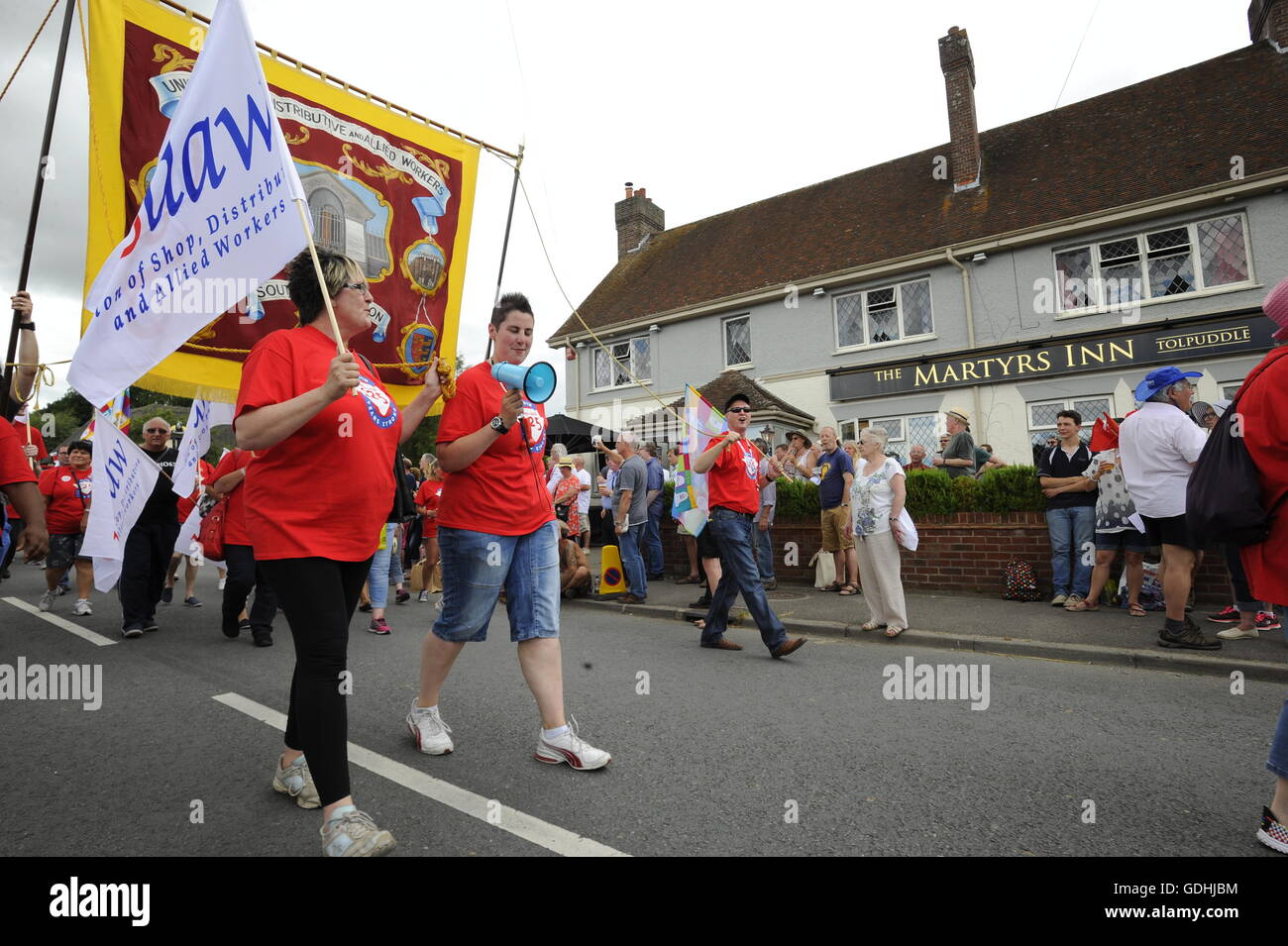 Martiri Tolpuddle Rally, Dorset, Regno Unito. 17 luglio 2016. La parata passa i martiri Inn. Foto di Graham Hunt/Alamy Live News. Foto Stock