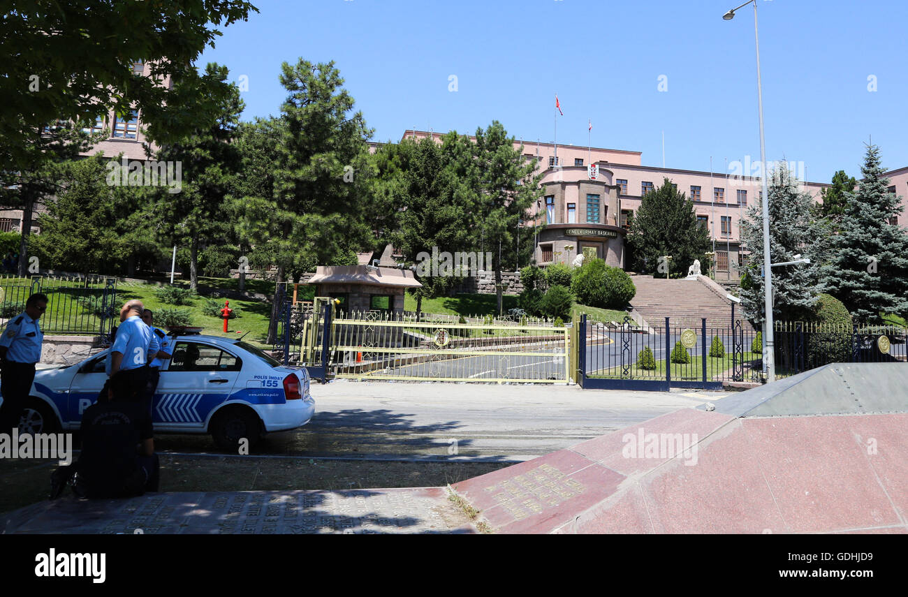 (160717) -- ANKARA, luglio 17, 2016 (Xinhua) -- guardia di polizia al di fuori dell'edificio del generale turco personale in Ankara, Turchia, 17 luglio 2016. Primo Ministro turco Binali Yildlirim detto sabato che almeno 161 persone, compresi 20 cospiratori, sono stati uccisi e 1.440 feriti nel tentativo di colpo di stato che ha attraversato gran parte di Istanbul e Ankara, la capitale nazionale. Secondo il Ministero degli Interni, almeno 1.563 personale dell'esercito sono stati arrestati in tutta la Turchia. I comandanti di air staff, naval staff e il secondo capo del personale in generale sono stati salvati dalla Base Akinci sabato. (Xinhua/Zou Le Foto Stock