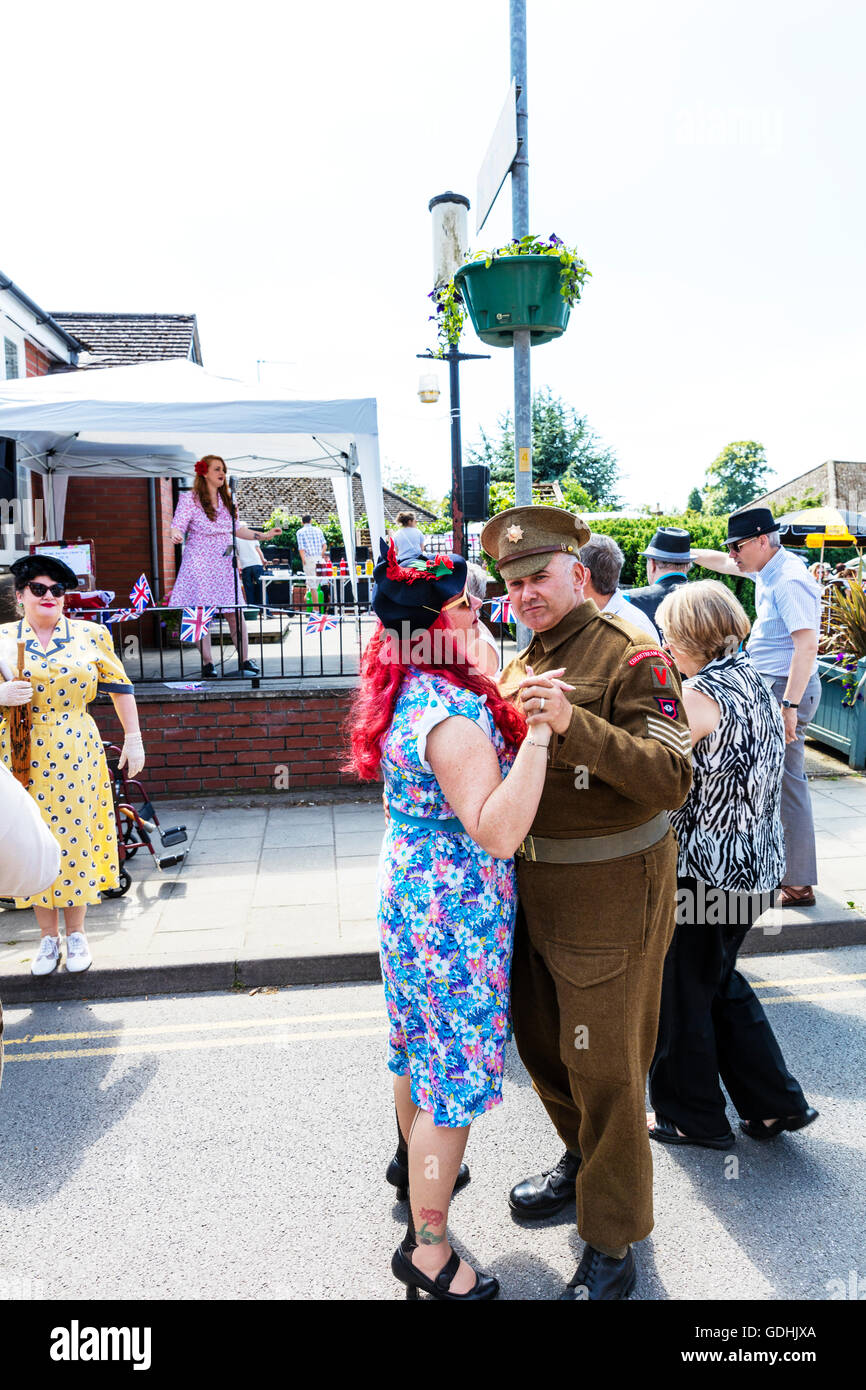 Ballare in strada al di fuori dell uomo dell esercito e della moglie godendo dance waltz waltzing 1940's Weekend a Woodhall Spa Lincolnshire UK Inghilterra su 17/07/2016 più grande del Regno Unito 1940 weekend di persone e di veicoli dalla WW1 Guerra Mondiale 1 era veterans in abito tradizionale uniforme di uniformi e costumi. Un enorme evento vintage come il sole attira le folle di revel in un giorno di vintage musica, danza, moda, cimeli, intrattenimento e automobili classiche su un 1940's tema. Essi godono di vivere la musica vintage, Classic Cars & veicoli militari, dancing visualizza & rievocazioni Credito: Tommy (Louth)/Alamy Live News Foto Stock