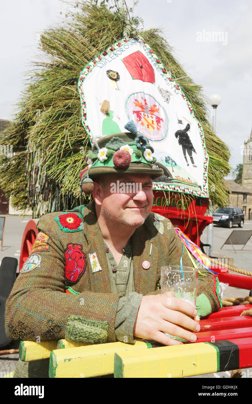 Littleborough, Regno Unito. 17 lug 2016. Littleborough Rushbearing Festival avrà luogo che è una tradizione che risale al X secolo. Il giunco sono adottate per la Chiesa e di cui al piano per il calore. Littleborough festeggia con danze Morris e giunchi sono adottate per la Chiesa locale su un carrello rush. Un uomo che indossa folk tradizionale cappello e camicia nella parte anteriore del carrello si precipita in Littleborough, Regno Unito, 16 luglio 2016. Credito: Barbara Cook/Alamy Live News Foto Stock