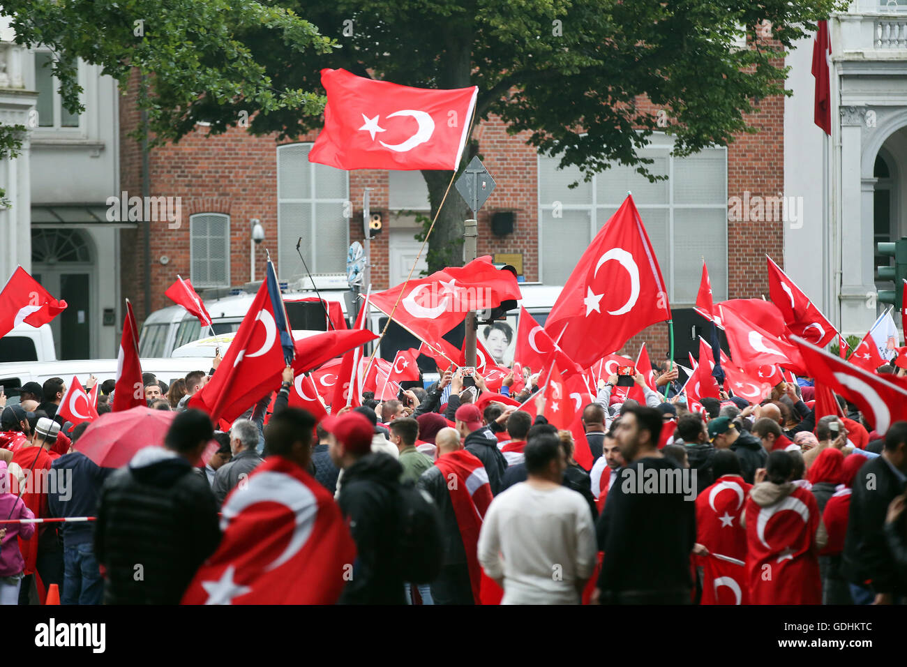 Amburgo, Germania. 16 Luglio, 2016. Le persone che hanno preso parte a una dimostrazione in generale turco Consolato Generale sventolando bandiere ad Amburgo, Germania, 16 luglio 2016. Il rally si rivolge contro il tentativo di colpo di stato da sezioni dell' esercito turco. Foto: Bodo segna/dpa/Alamy Live News Foto Stock