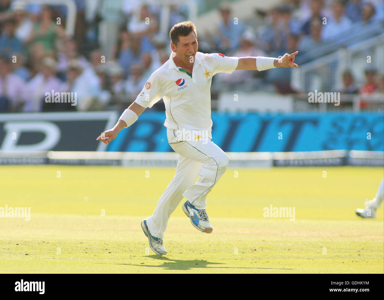 17.07.2016. Signore, Londra, Inghilterra. Il primo Investec Cricket Test Match. Tra Inghilterra e Pakistan. Il Pakistan spin bowler Yasir Shah celebra sostenendo il paletto di Inghilterra del Chris Woakes, catturato da Khan Younis Foto Stock