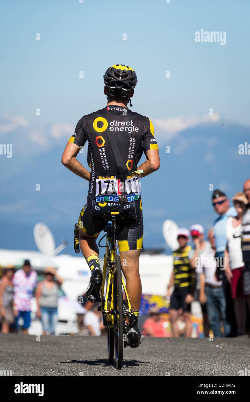 Anglefort, Francia. 17 Luglio, 2016. 17 Luglio, 2016. Ain, FR. Bryan Coquard (Direct Energie) zips suo jersey al vertice della Grand Colombier prima di scendere a Angelfort. La distanza è di Mont Blanc, che servirà come il finale alla fase 19. Credito: Giovanni Kavouris/Alamy Live News Foto Stock