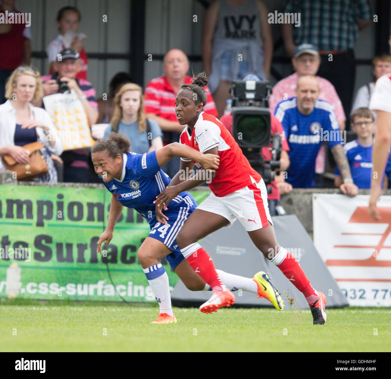 Wheatsheaf Park, Staines, Regno Unito. 17 Luglio, 2016. FA Womens Super League 1. Chelsea Ladies versus Arsenal Ladies. Arsenal Ladies avanti Danielle carter (9) Sfide Chelsea Ladies centrocampista Drew Spence (24) durante il match Credito: Azione Sport Plus/Alamy Live News Foto Stock