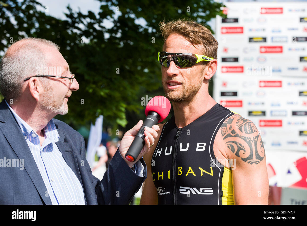 Derby, Regno Unito. 17 luglio 2016. F1 racing driver, Jenson Button, è intervistato da Andy Potter, dalla BBC Radio Derby, dopo il 2016 Jenson Button fiducia Triathlon al Markeaton park, Derby. © Paul Warburton Foto Stock