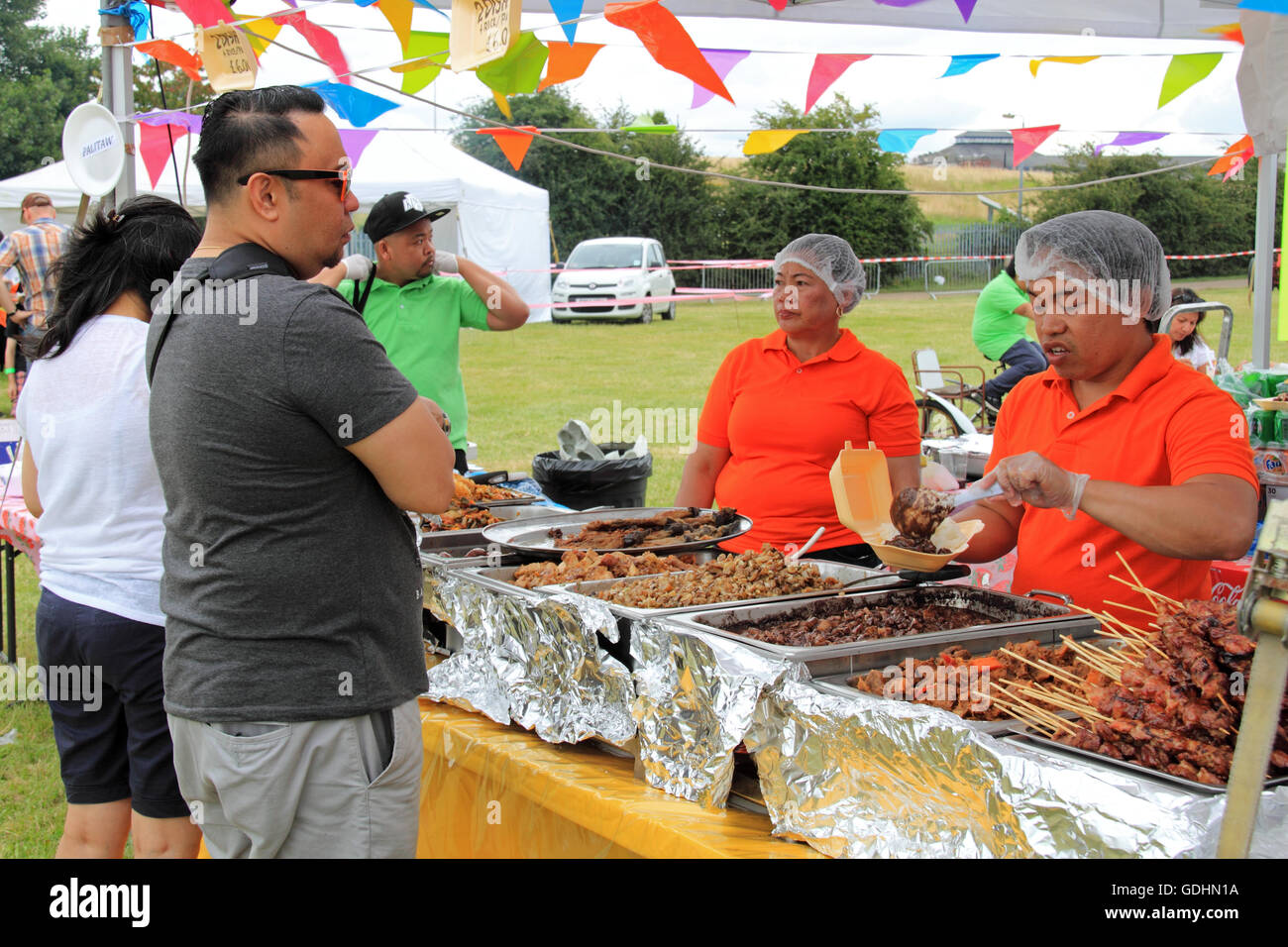 Pressione di stallo di cibo. Barrio Fiesta sa Londra 2016. Xvi e xvii Luglio 2016. App Corte Agriturismo, Hurst Road, Walton-on-Thames, Surrey, Inghilterra, Gran Bretagna, Italia, Regno Unito, Europa. Il Centro Filippino e TFC fornire un intero weekend di Pinoy puro divertimento e intrattenimento dotata dei migliori di Filippino spettacoli culturali e numeri di produzione da Kapamilya stelle dalle Filippine. Esso mira a riunire e catturare le qualità uniche del Philippine la fiesta. Credito: Ian bottiglia/Alamy Live News Foto Stock