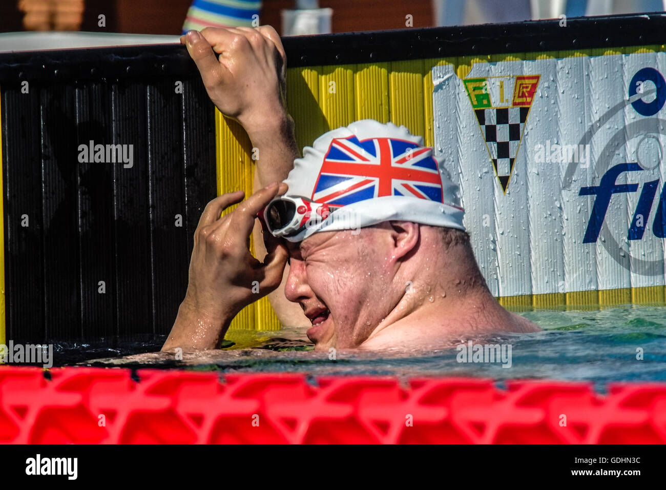 Giochi Trisome 2016. Firenze, Italia. La sindrome di Down atleta stanco alla fine di una gara di nuoto. Foto Stock