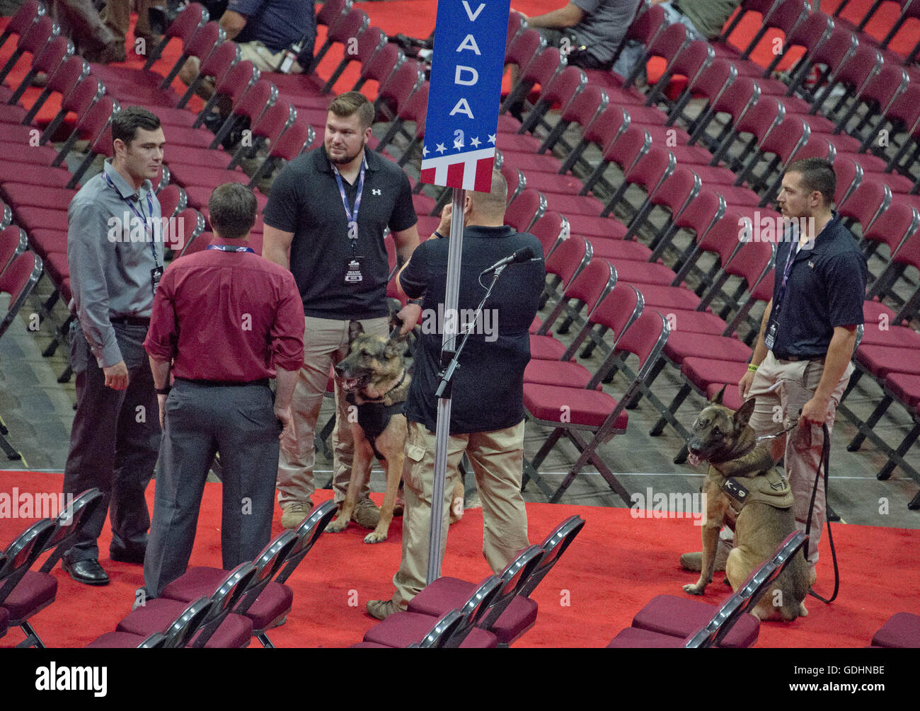 Cleveland, Ohio, USA. 16 Luglio, 2016. I cani di sicurezza e i loro gestori di eventi sul pavimento che si preparano per la scansione di sicurezza al dall'Arena Quicken Loans, sito del 2016 Convention Nazionale Repubblicana su Sabato, 16 luglio 2016.Credit: Ron Sachs/CNP. © Ron Sachs/CNP/ZUMA filo/Alamy Live News Foto Stock