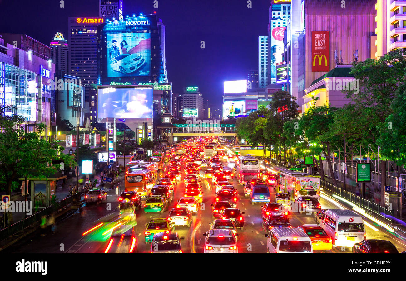 Strada con gli inceppamenti di traffico. Area di fronte al Central World. Centro economico di Bangkok. Foto Stock