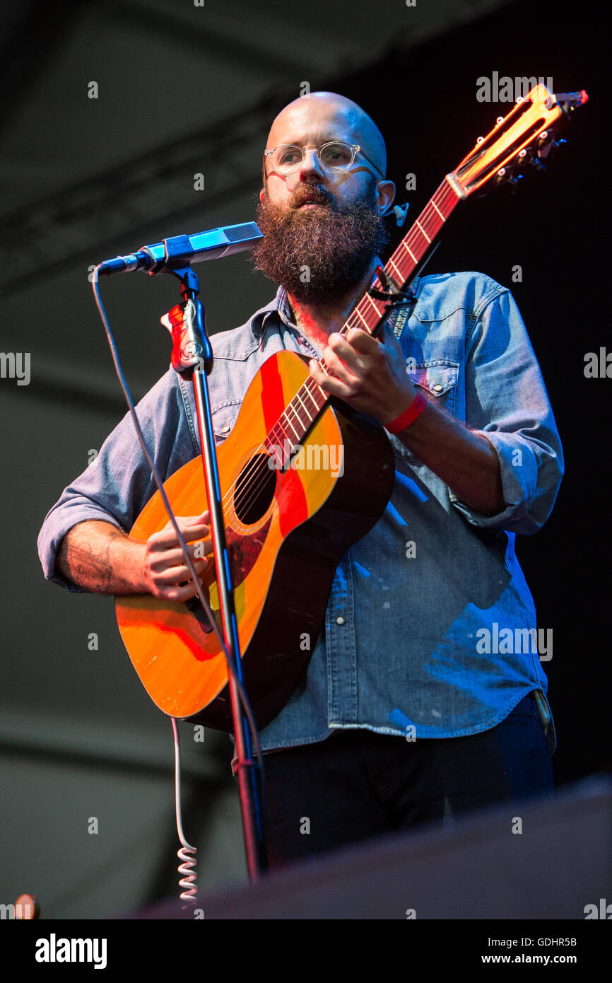 Bollate milano, Italia. 17 Luglio, 2016. Il cantante-cantautore WILLIAM FITZSIMMONS esibirsi dal vivo sul palco di Villa Arconati Festival apertura della mostra di Cat Power Credit: Rodolfo Sassano/Alamy Live News Foto Stock