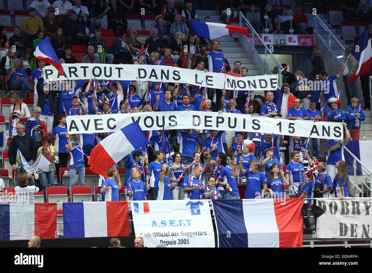 Trinec, Repubblica Ceca. 16 Luglio, 2016. Ventole francese durante il gioco raddoppia Frenchs Pierre-Hugues Herbert e Nicolas MAHUT vs cechi Radek STEPANEK: risultati nei e Lukas Rosol nella Coppa Davis tennis tournament quarterfinal tra la Repubblica ceca e la Francia in Trinec, Repubblica ceca, 16 luglio 2016. Credito: Petr Sznapka/CTK foto/Alamy Live News Foto Stock