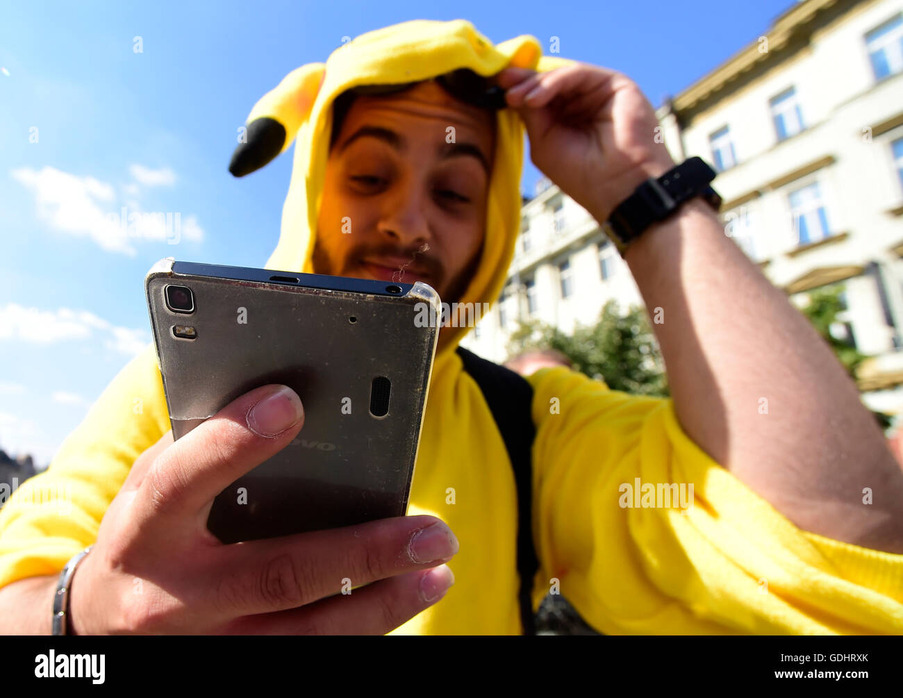 Praga, Repubblica Ceca. 16 Luglio, 2016. Circa 200 Pokemon andare basati sulla posizione i giocatori di app si incontrano a Praga in Piazza Venceslao, Sabato, 16 luglio 2016. © Roman Vondrous/CTK foto/Alamy Live News Foto Stock