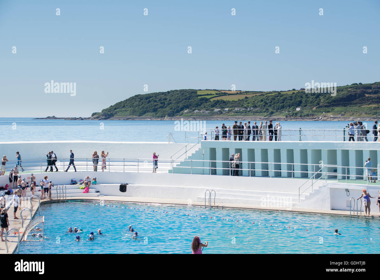 Penzance, Cornwall, Regno Unito. Il 18 luglio 2016. Il Duca di Cornovaglia ufficialmente la riapertura del Giubileo Piscina seguenti danni strutturali causati dal 2014 tempeste invernali presso il lungomare, Penzance, Cornwall. Nel febbraio 2014, forti tempeste ha colpito la Cornovaglia e il Giubileo la piscina ha subito gravi danni strutturali. Come risultato la piscina è stata chiusa per gli ultimi due stagioni estive. In seguito a un vasto progetto di riparazione, è stato riaperto nel mezzo di una grande celebrazione nel maggio di quest'anno. Credito: Simon Maycock/Alamy Live News Foto Stock