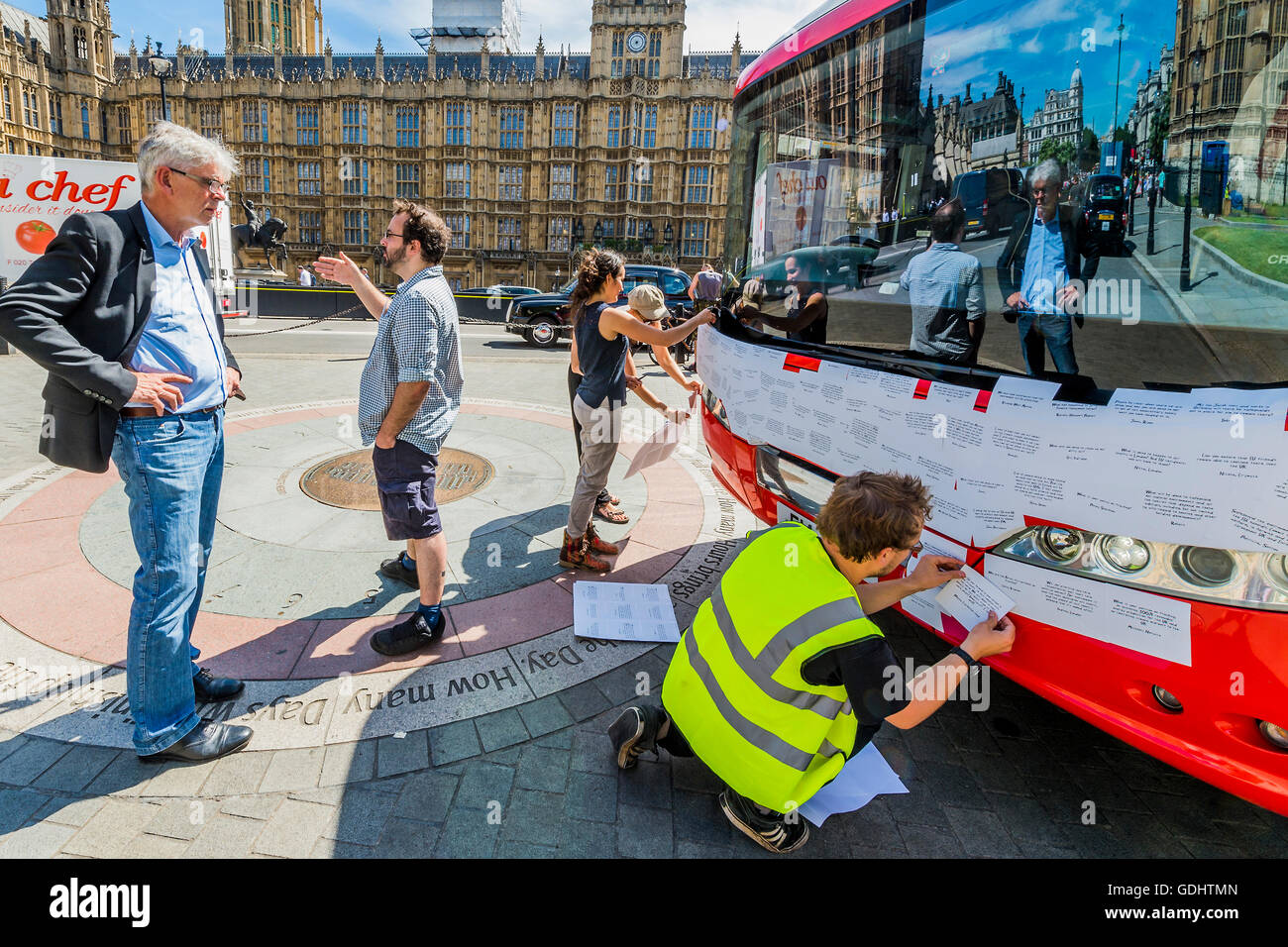 Londra, Regno Unito. 18 Luglio, 2016. John Sauven, direttore esecutivo di Greenpeace UK, orologi come la parte anteriore del bus è coperto in messaggi - La Brexit 'voto lasciare' battaglia bus (utilizzato da Boris Johnson) è stata acquisita da Greenpeace è stato ri-branded al di fuori del Parlamento. Il £350m NHS rivendicazione è stata coperta con migliaia di domande per il nuovo governo da lasciare e rimanere elettori - molti di loro cosa Brexit mezzi per l'ambiente. Le domande scritte su adesivi, stanno formando un montaggio che illustrerà le parole 'tempo di verità" in grandi lettere bianche sul lato del bus. Il bus è stato pa Foto Stock
