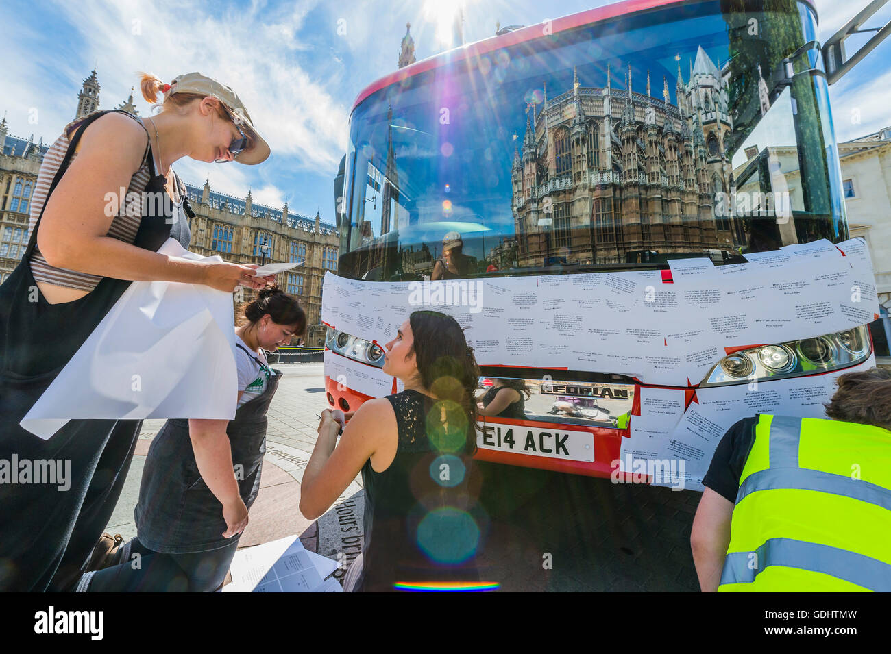Londra, Regno Unito. 18 Luglio, 2016. La parte anteriore del bus è coperto in messaggi - La Brexit 'voto lasciare' battaglia bus (utilizzato da Boris Johnson) è stata acquisita da Greenpeace è stato ri-branded al di fuori del Parlamento. Il £350m NHS rivendicazione è stata coperta con migliaia di domande per il nuovo governo da lasciare e rimanere elettori - molti di loro cosa Brexit mezzi per l'ambiente. Le domande scritte su adesivi, stanno formando un montaggio che illustrerà le parole 'tempo di verità" in grandi lettere bianche sul lato del bus. Il bus è stata parcheggiata da Palazzo Vecchio Cantiere, Westminster. © Guy Bell/Alamy vivere N Foto Stock