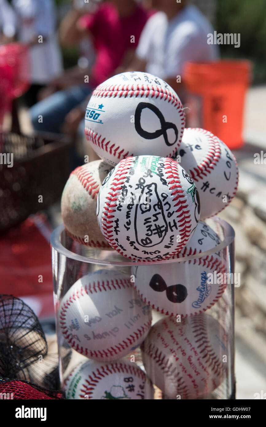 I compagni di squadra segno baseballs ricordare 11-anno-vecchio Brodie Copeland, ucciso in francese attacco terroristico, a Austin TX memoriale di servizio Foto Stock