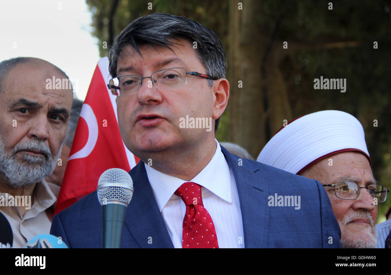 Gerusalemme, Gerusalemme, Territorio palestinese. 18 Luglio, 2016. Bagno turco Consul, Mustafa Sarnic, prendere parte a una manifestazione di protesta contro i militari tentativo di colpo di stato in Turchia, di fronte al consolato turco a Gerusalemme est sulla luglio 18, 2016 © Mahfouz Abu Turk/immagini APA/ZUMA filo/Alamy Live News Foto Stock