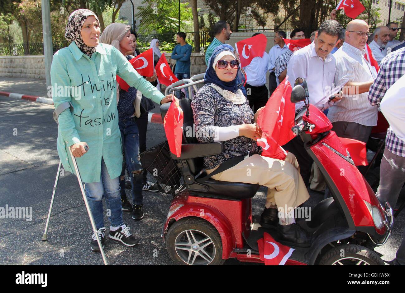 Gerusalemme, Gerusalemme, Territorio palestinese. 18 Luglio, 2016. Palestinesi onda bandiere turche durante una manifestazione di protesta contro i militari tentativo di colpo di stato in Turchia, di fronte al consolato turco a Gerusalemme est sulla luglio 18, 2016 © Mahfouz Abu Turk/immagini APA/ZUMA filo/Alamy Live News Foto Stock