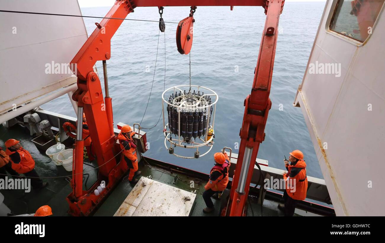 (160718) -- A BORDO XUELONG, luglio 18, 2016 (Xinhua) -- ricercatori ritirare un dispositivo CTD sui cinesi icebreaker Xuelong, o Neve Dragon, come la nave di ricerca arriva in corrispondenza della zona di mare del Nord Oceano Pacifico, la prima stazione sulla sua spedizione, luglio 18, 2016. Sinistra Xuelong est della Cina di Shanghai il 11 luglio per l'Artico, il paese della settima spedizione per la regione polare. (Xinhua/Wu Yue) (wyo) Foto Stock
