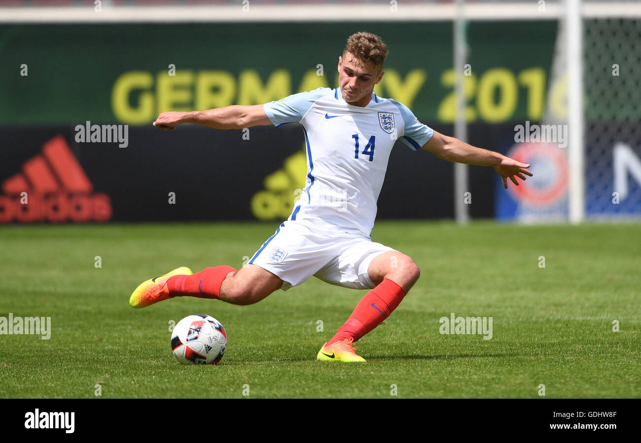 Heidenheim, Germania. 18 Luglio, 2016. L'Inghilterra del Ryan Ledson in azione durante l'U19 al campionato europeo di partita di calcio tra Inghilterra e Croazia nel Voith Arena in Heidenheim, Germania, 18 luglio 2016. Foto: MARIJAN MURAT/dpa/Alamy Live News Foto Stock