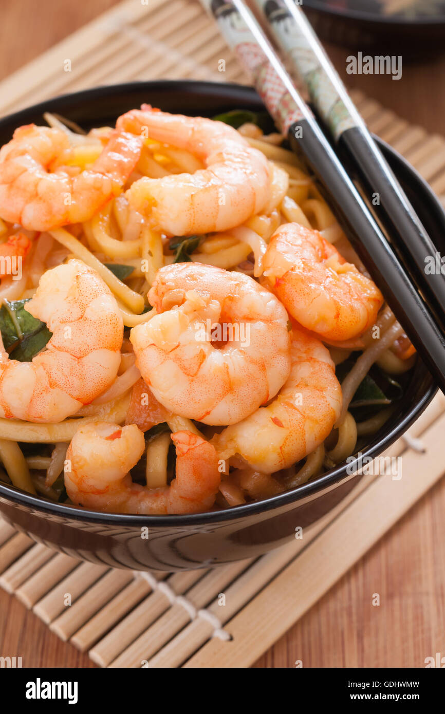 Boreale Chow Mein o lo Mein mescolare i gamberi fritti con uovo tagliatelle di verdure e di germogli di soia Foto Stock