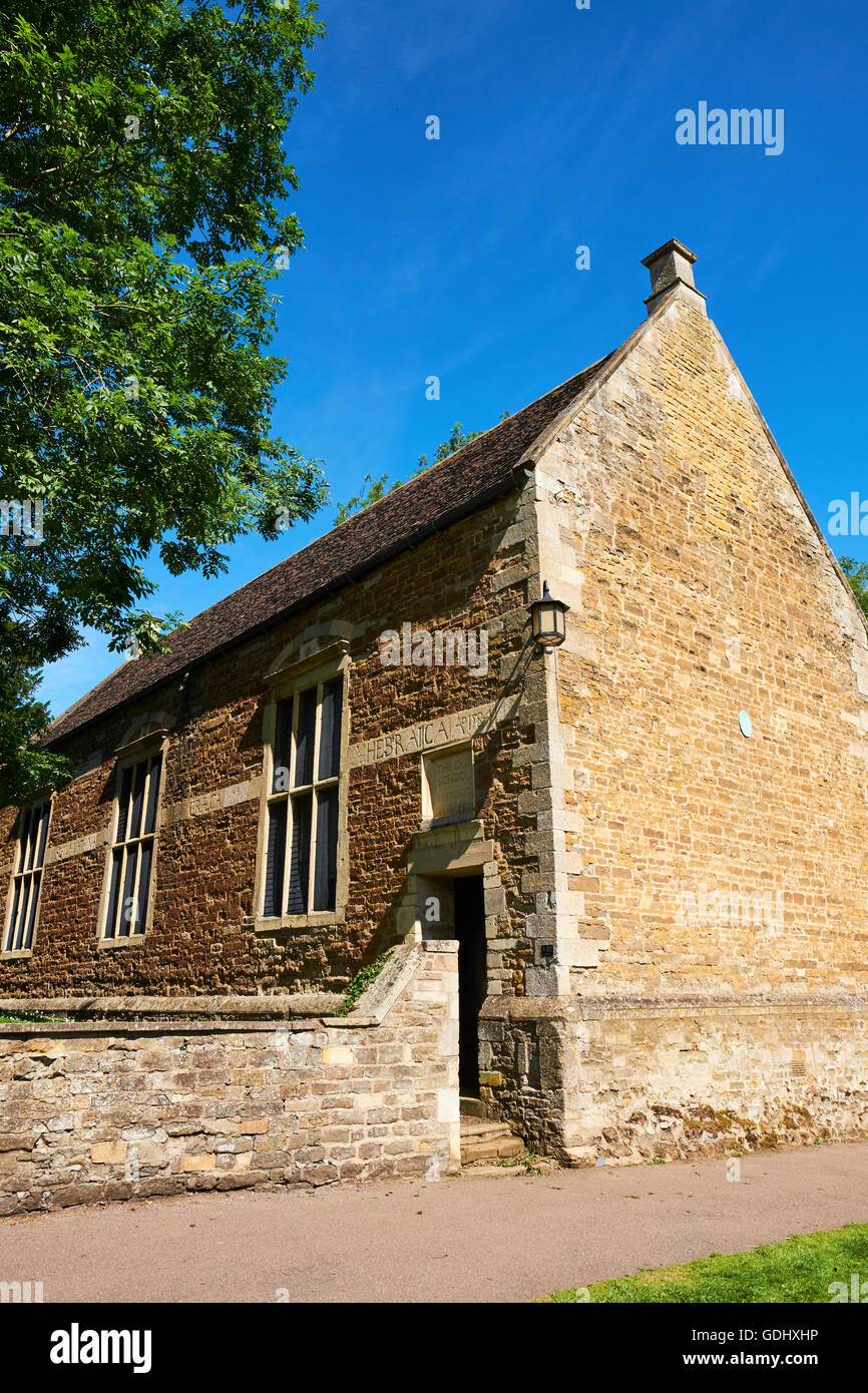 La vecchia scuola fondata da Arcidiacono Robert Johnson nel 1584 Tutti i Santi sagrato Oakham Rutland East Midlands UK Foto Stock