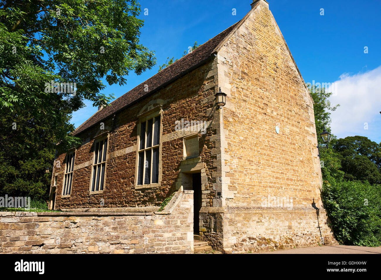 La vecchia scuola fondata da Arcidiacono Robert Johnson nel 1584 Tutti i Santi sagrato Oakham Rutland East Midlands UK Foto Stock